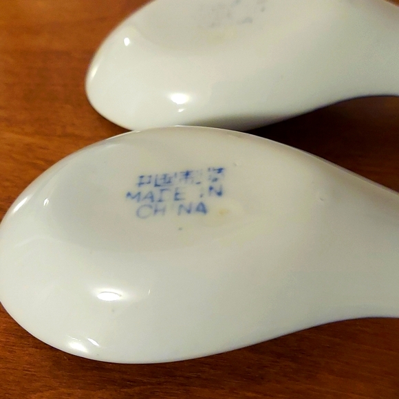 Vtg. 2 Chinese Soup Spoons with Blue Fish - Picture 4 of 7